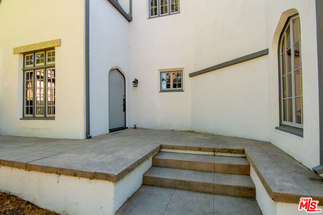 1300 N Holliston Ave