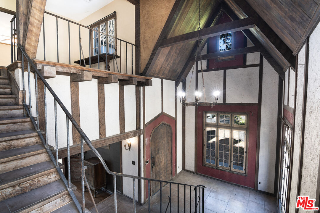 1300 N Holliston Ave