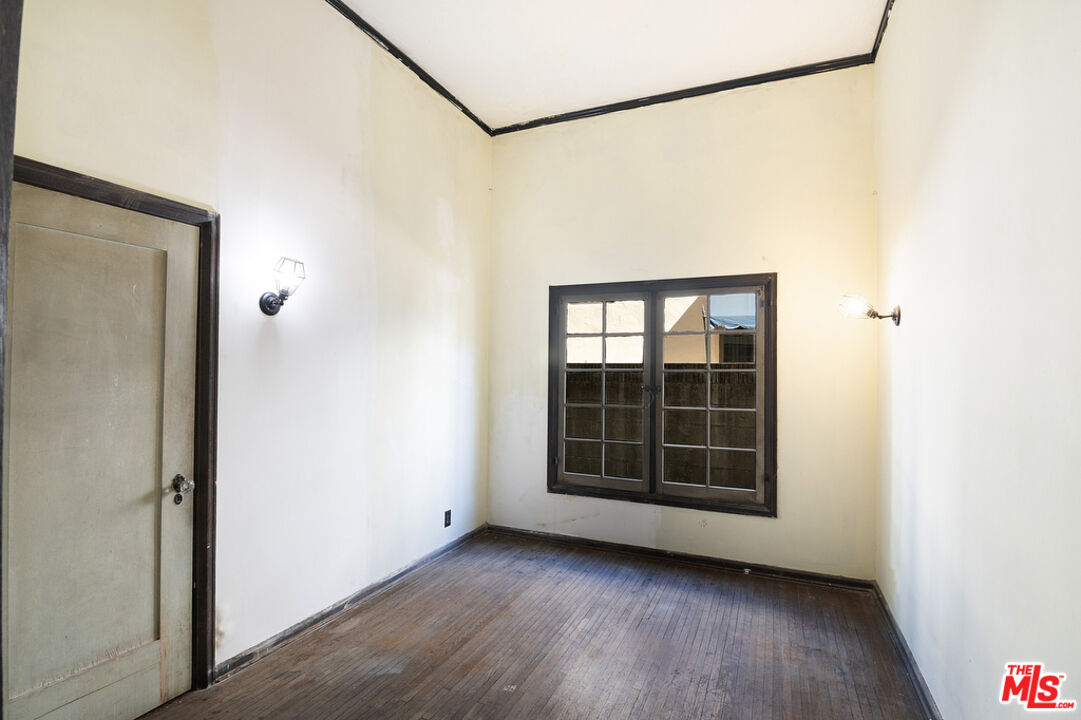 1300 N Holliston Ave