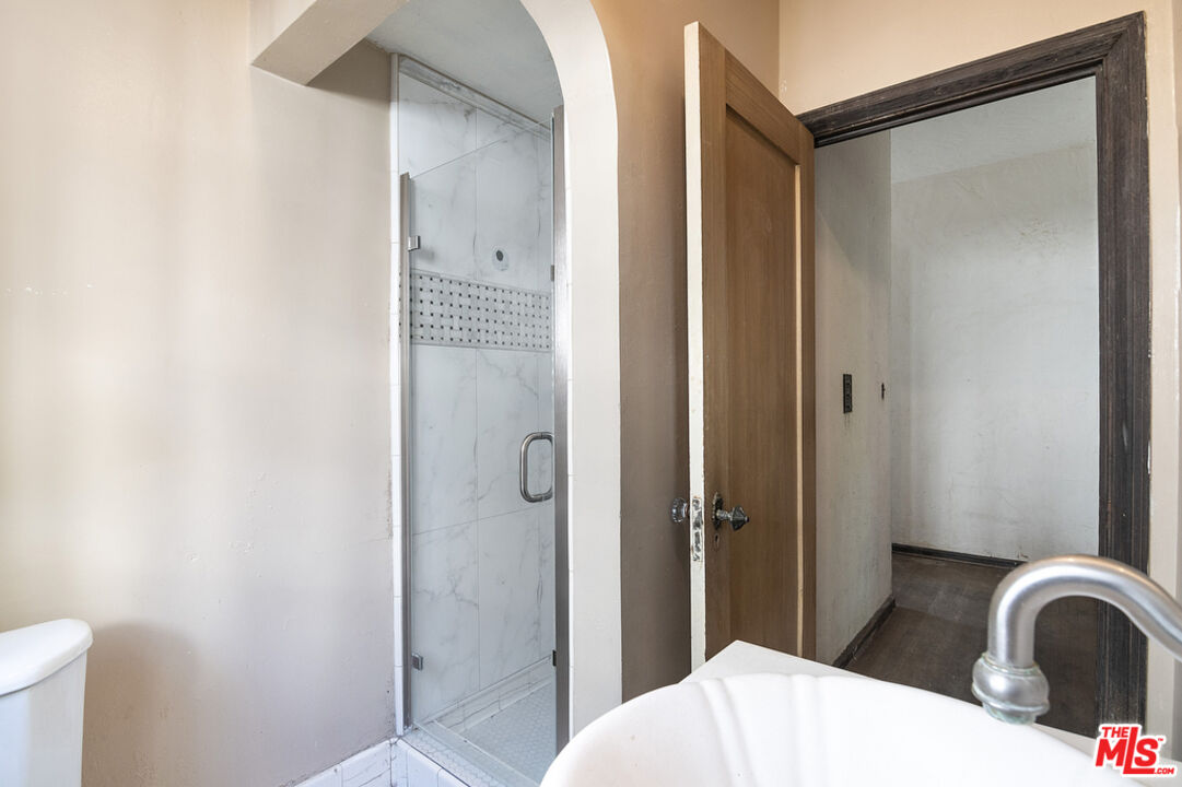 1300 N Holliston Ave