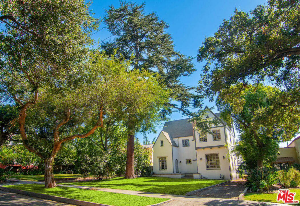 1300 N Holliston Ave