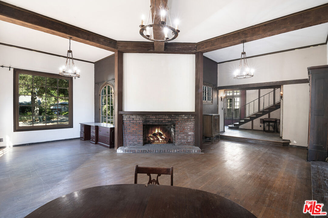 1300 N Holliston Ave