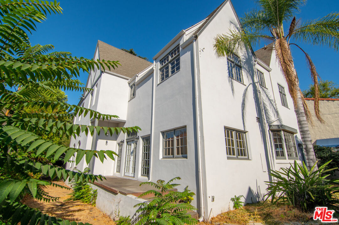 1300 N Holliston Ave