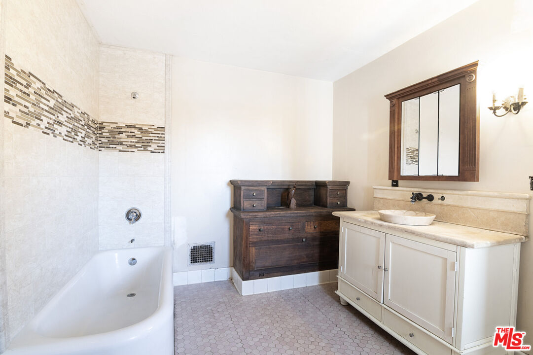 1300 N Holliston Ave