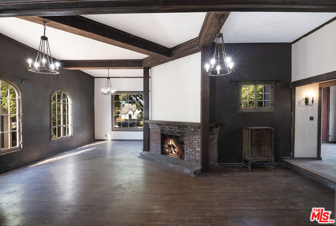 1300 N Holliston Ave