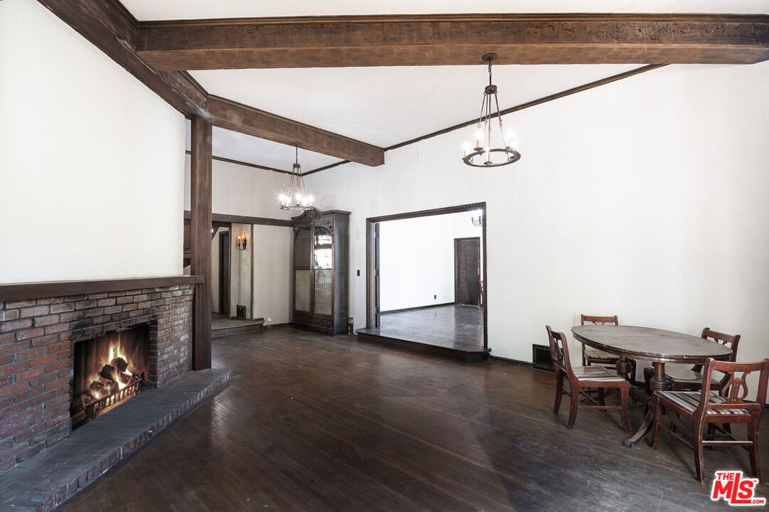 1300 N Holliston Ave