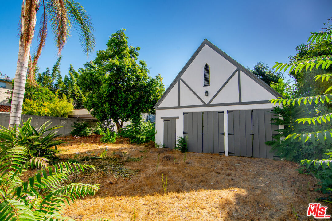 1300 N Holliston Ave