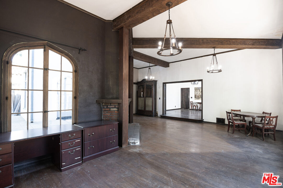 1300 N Holliston Ave