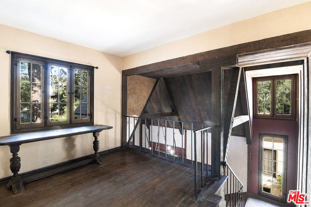 1300 N Holliston Ave