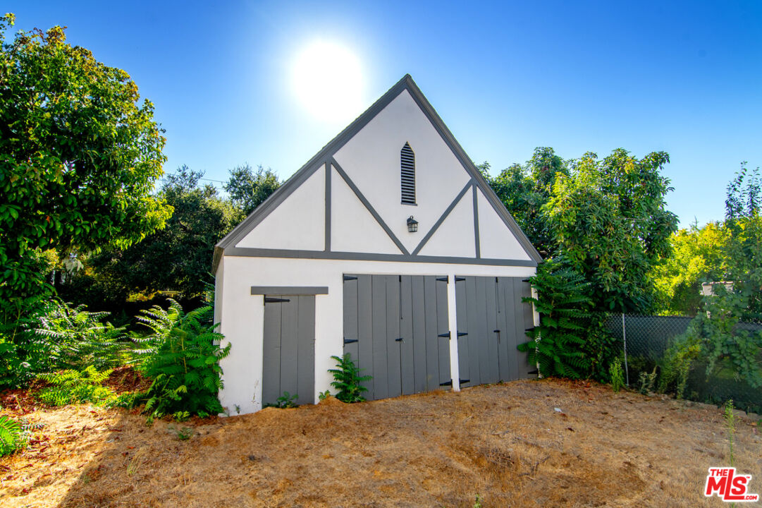 1300 N Holliston Ave