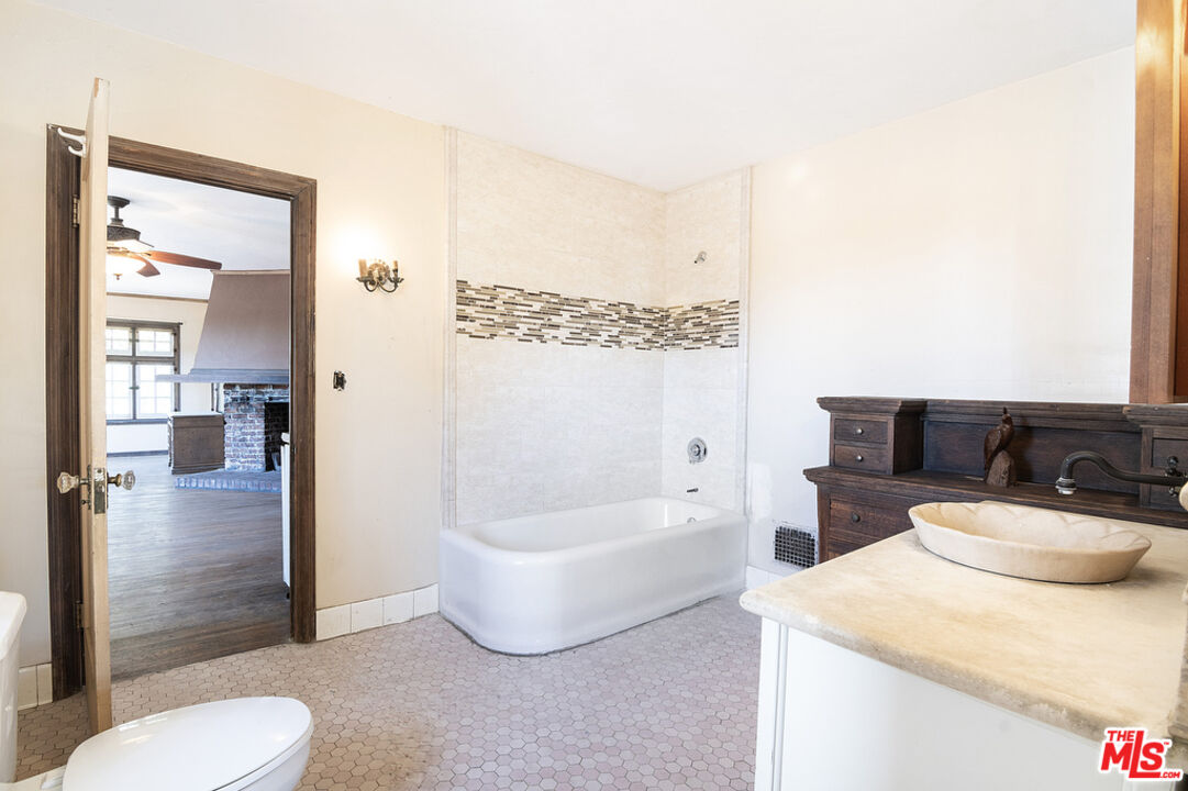 1300 N Holliston Ave