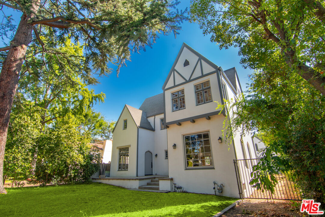 1300 N Holliston Ave