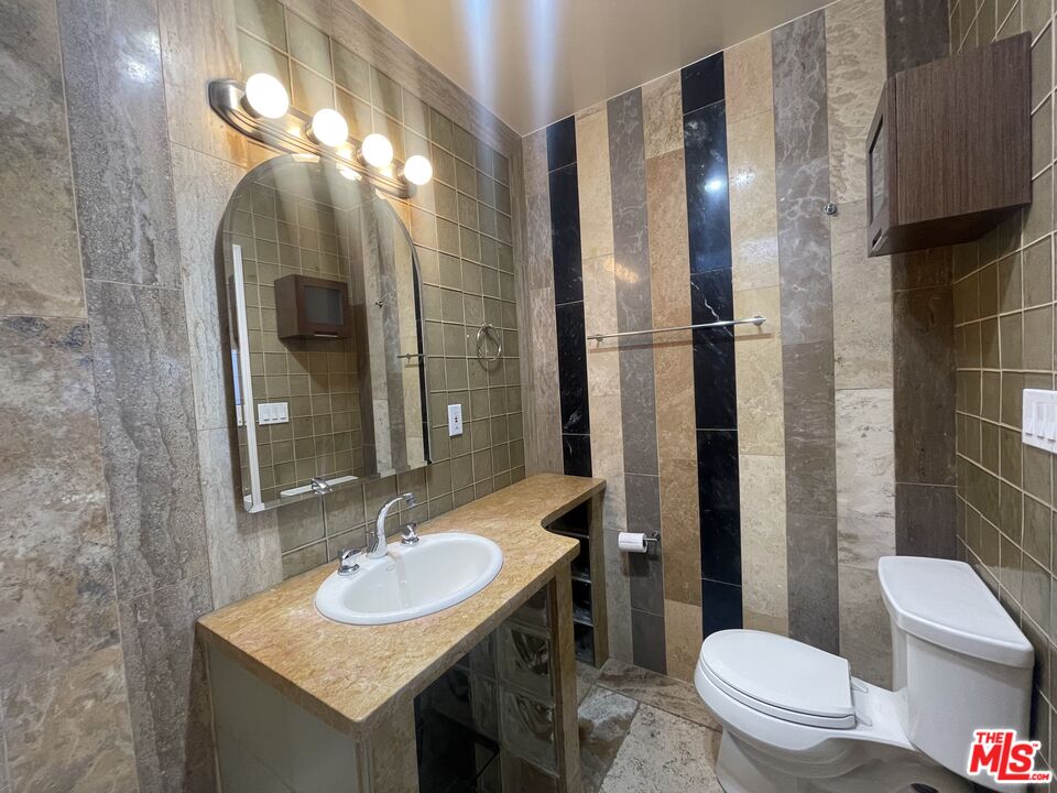 1122 N Formosa Ave Unit: 8