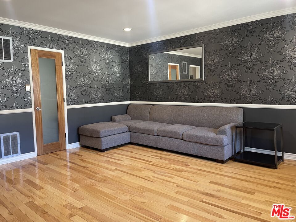 1122 N Formosa Ave Unit: 8