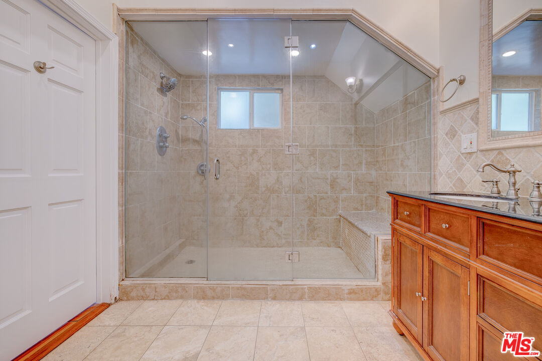 12219 Darlington Ave