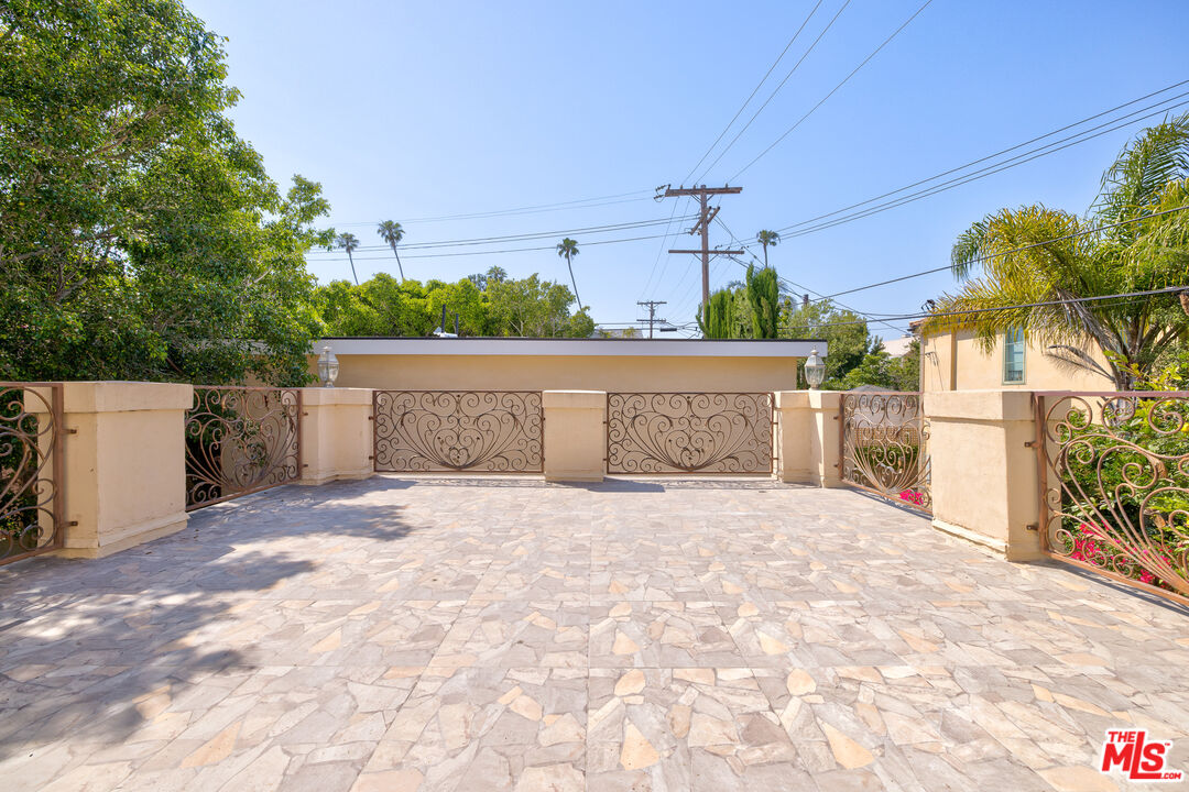 12219 Darlington Ave