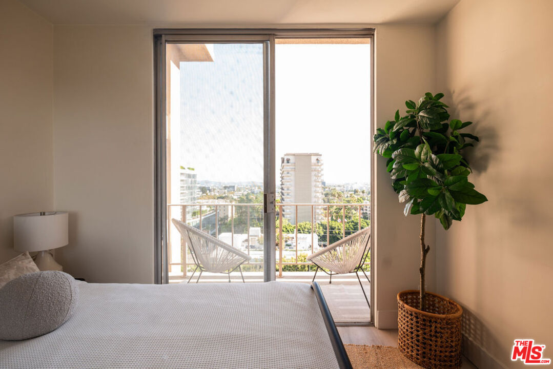 100 S Doheny Dr Unit: 1011