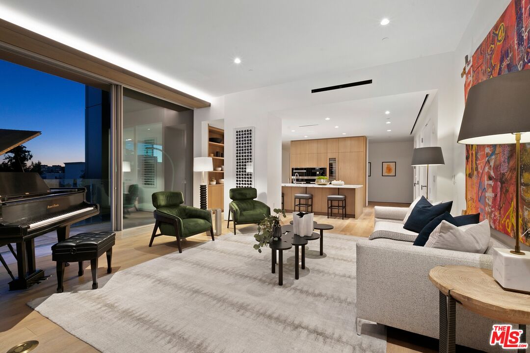 8899 Beverly Blvd Unit: 5D