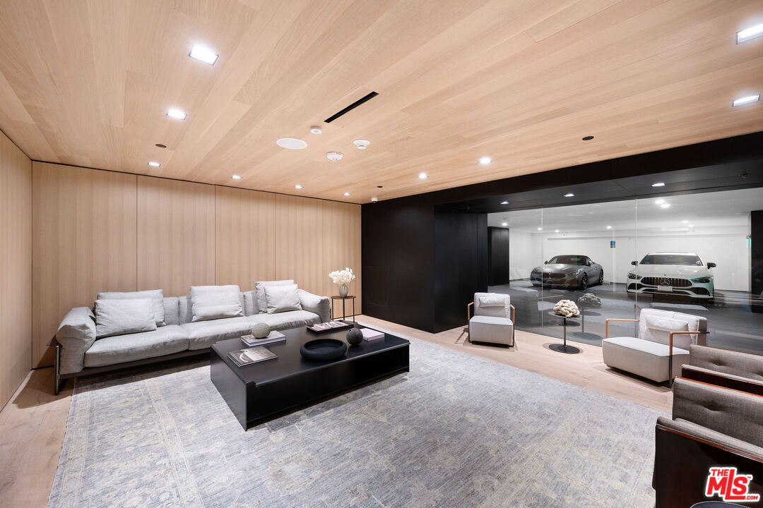 8899 Beverly Blvd Unit: 5D