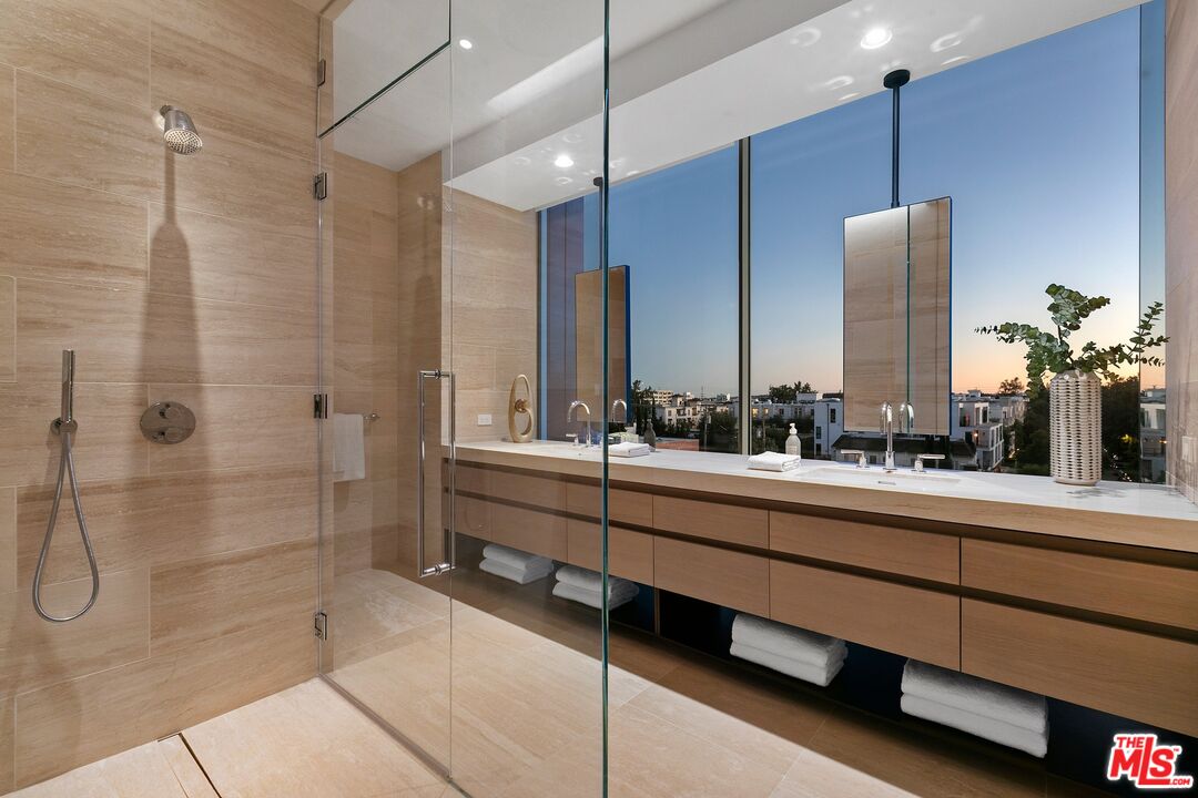 8899 Beverly Blvd Unit: 5D