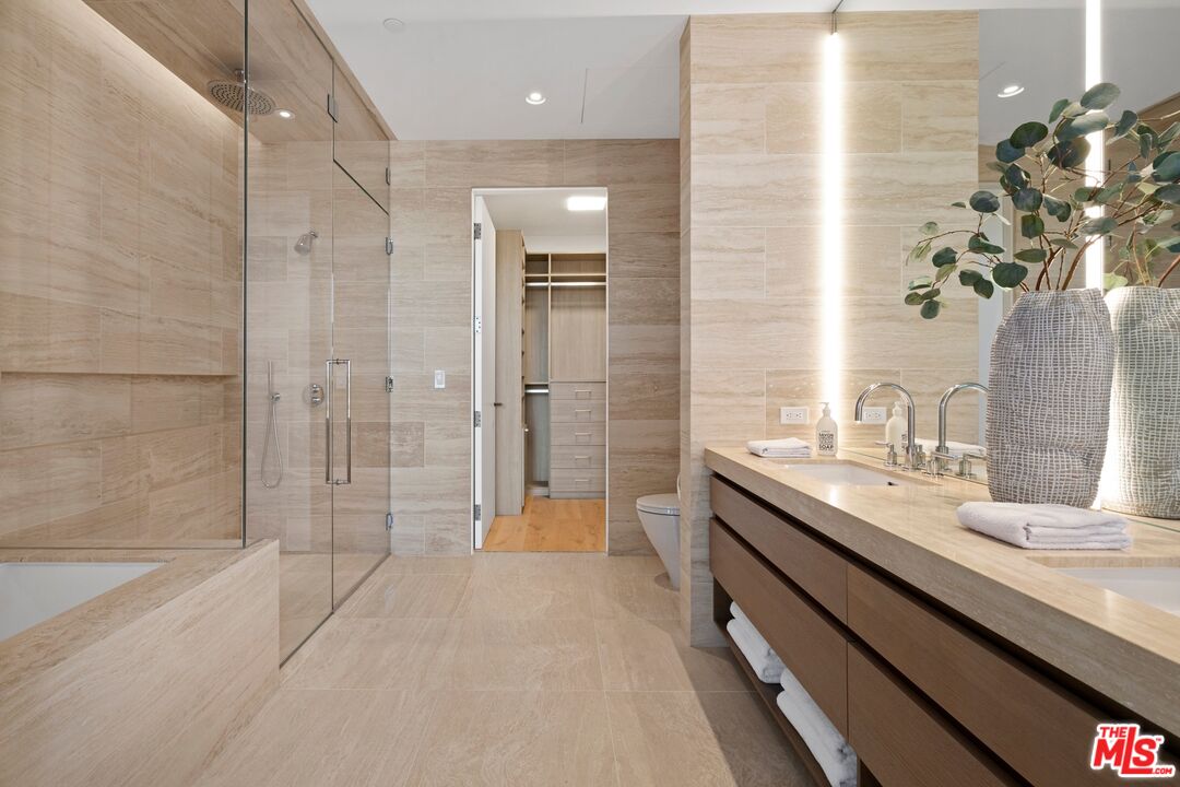 8899 Beverly Blvd Unit: 5D