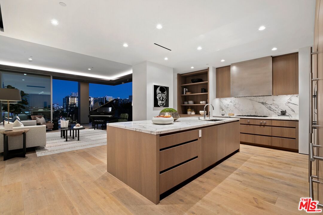 8899 Beverly Blvd Unit: 5D