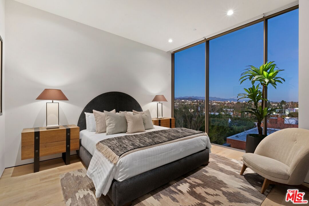 8899 Beverly Blvd Unit: 5D