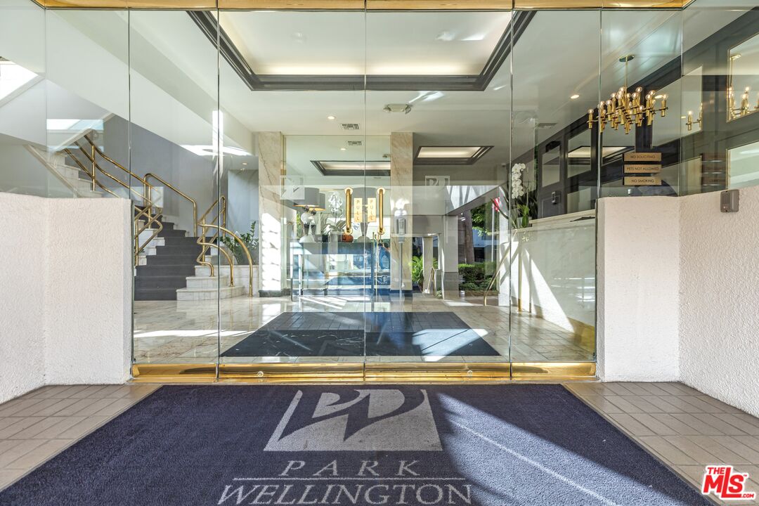 1131 Alta Loma Rd Unit: 516