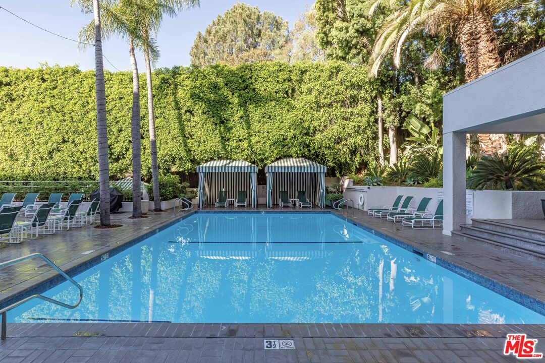 1131 Alta Loma Rd Unit: 516