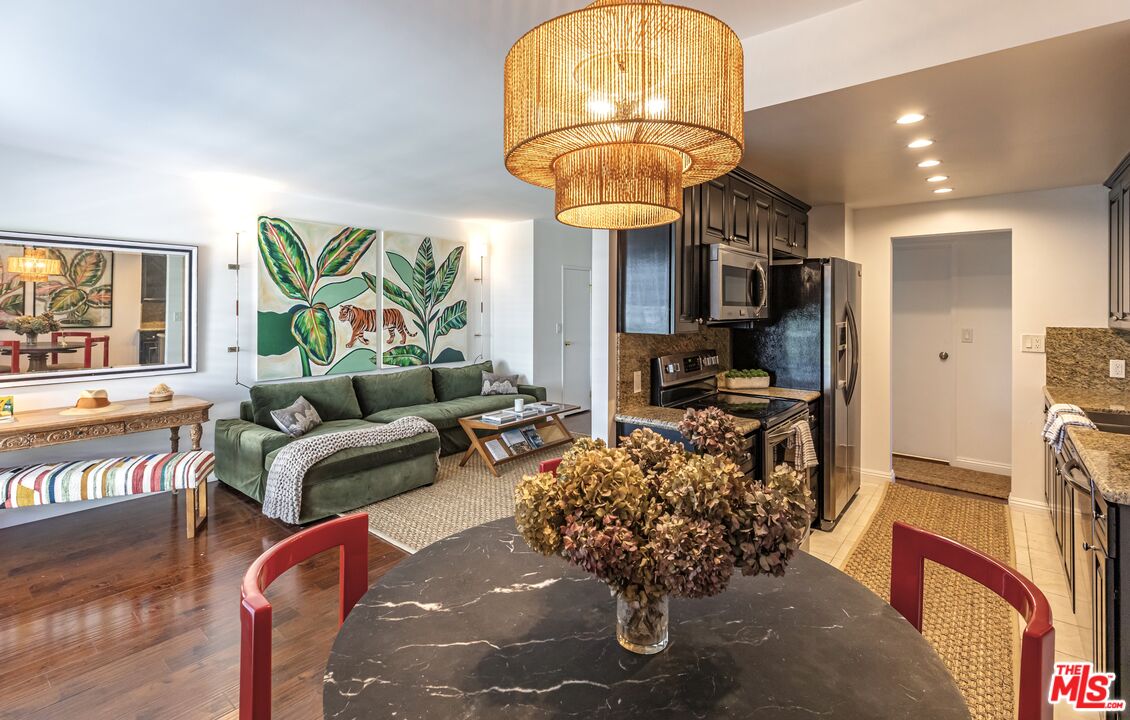 1131 Alta Loma Rd Unit: 516