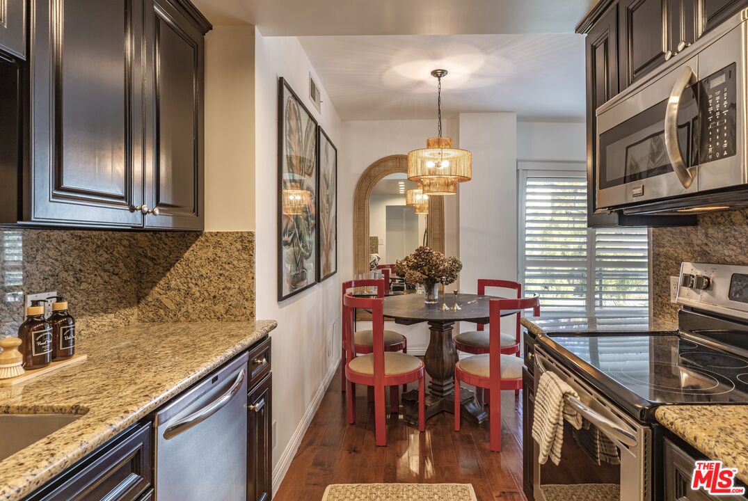 1131 Alta Loma Rd Unit: 516