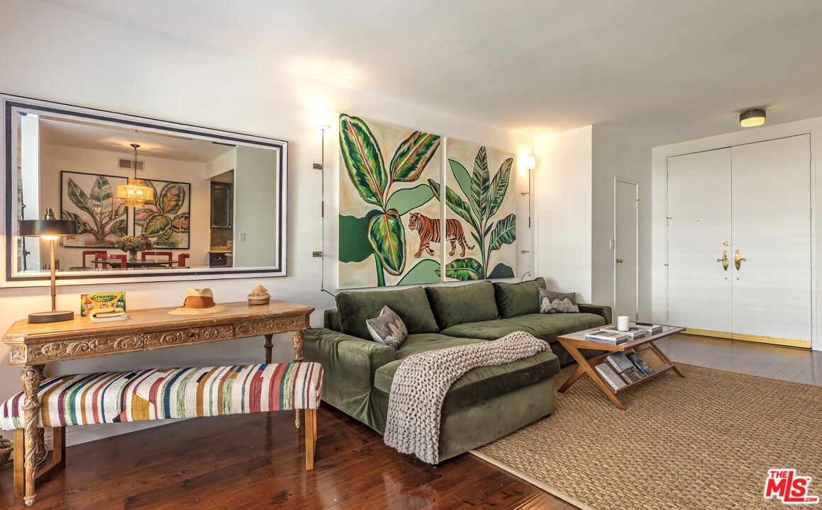 1131 Alta Loma Rd Unit: 516