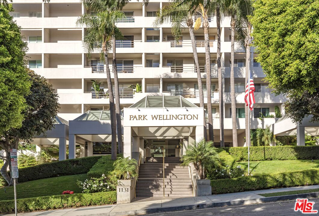 1131 Alta Loma Rd Unit: 516