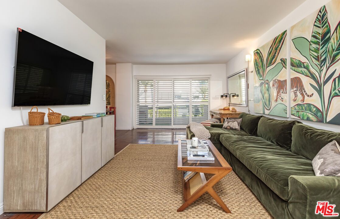 1131 Alta Loma Rd Unit: 516