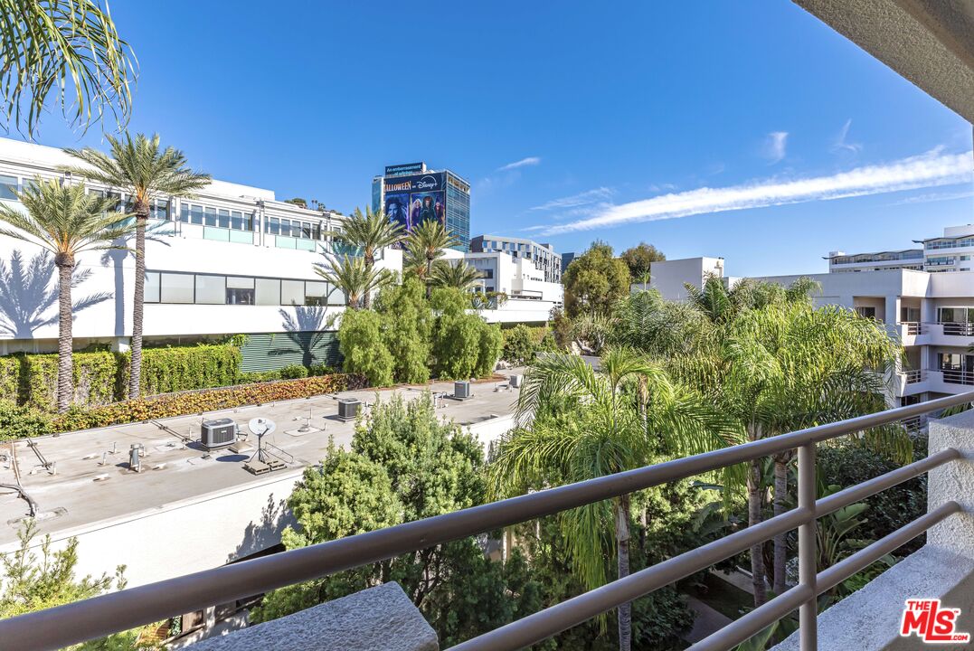 1131 Alta Loma Rd Unit: 516