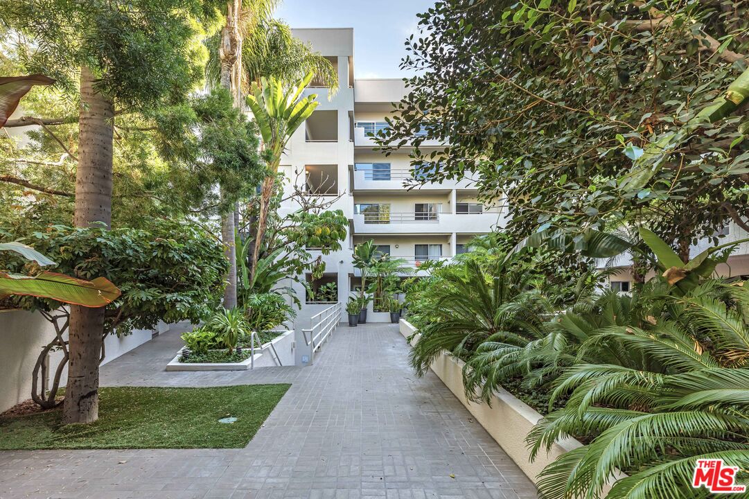 1131 Alta Loma Rd Unit: 516