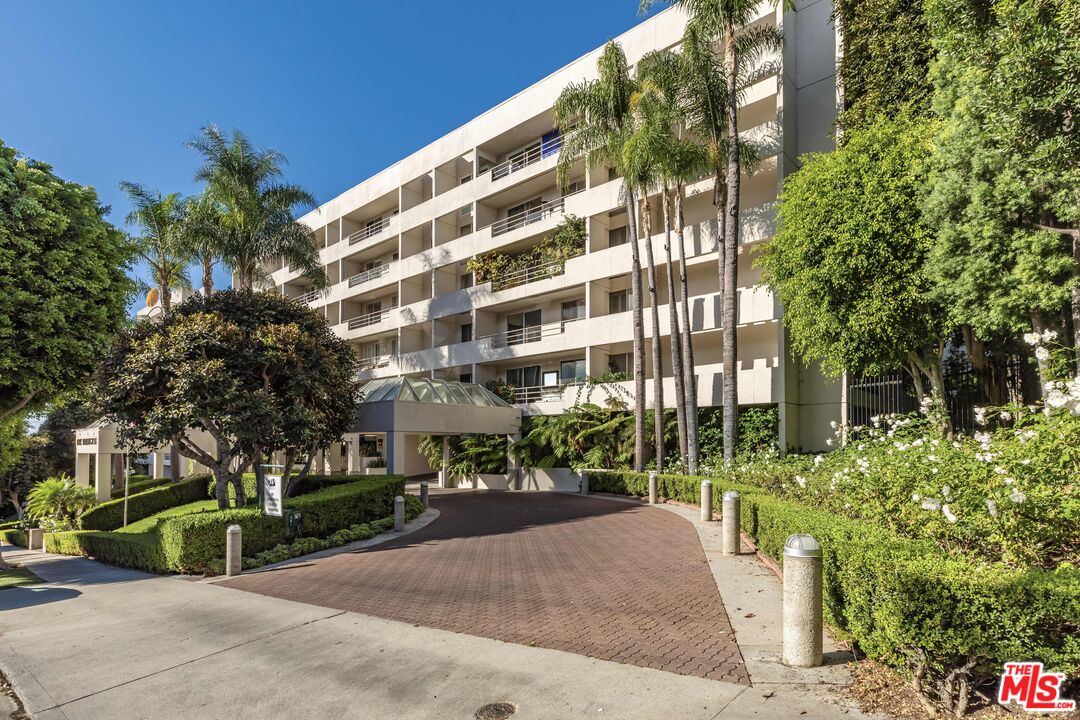 1131 Alta Loma Rd Unit: 516