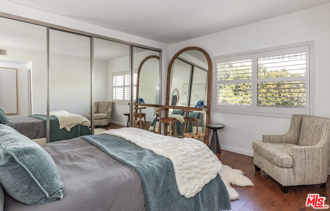 1131 Alta Loma Rd Unit: 516