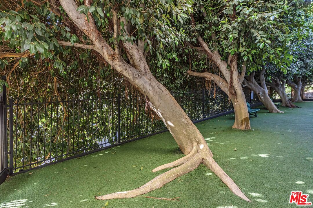 1131 Alta Loma Rd Unit: 516