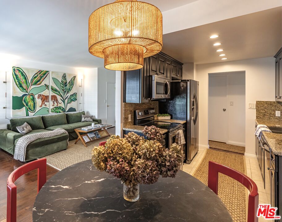 1131 Alta Loma Rd Unit: 516