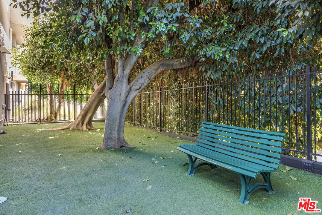 1131 Alta Loma Rd Unit: 516