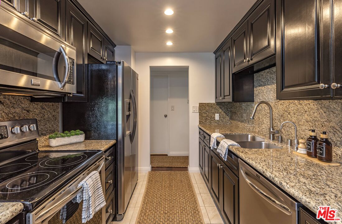 1131 Alta Loma Rd Unit: 516