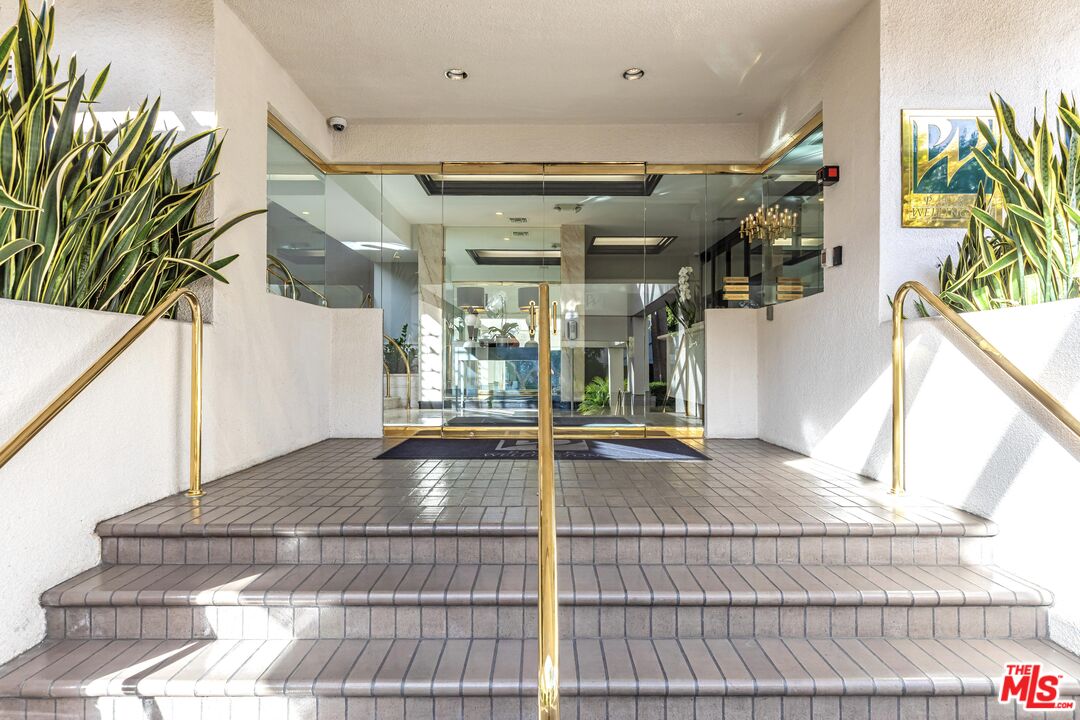 1131 Alta Loma Rd Unit: 516