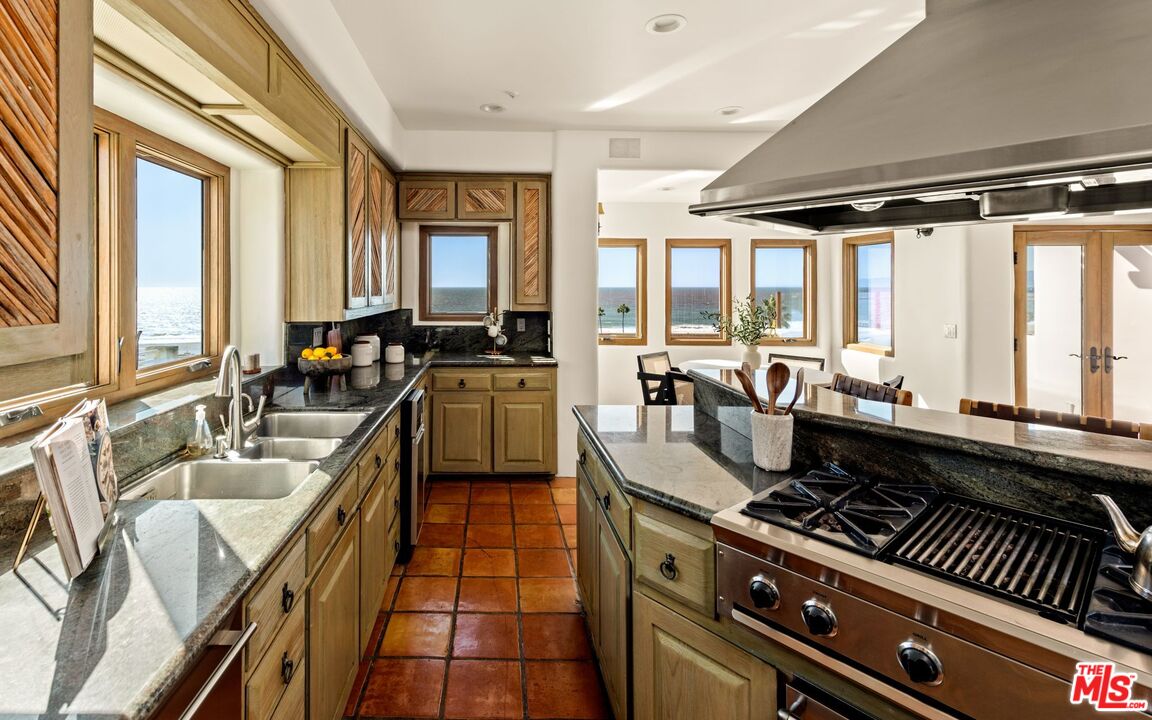 7047 Vista Del Mar Ln