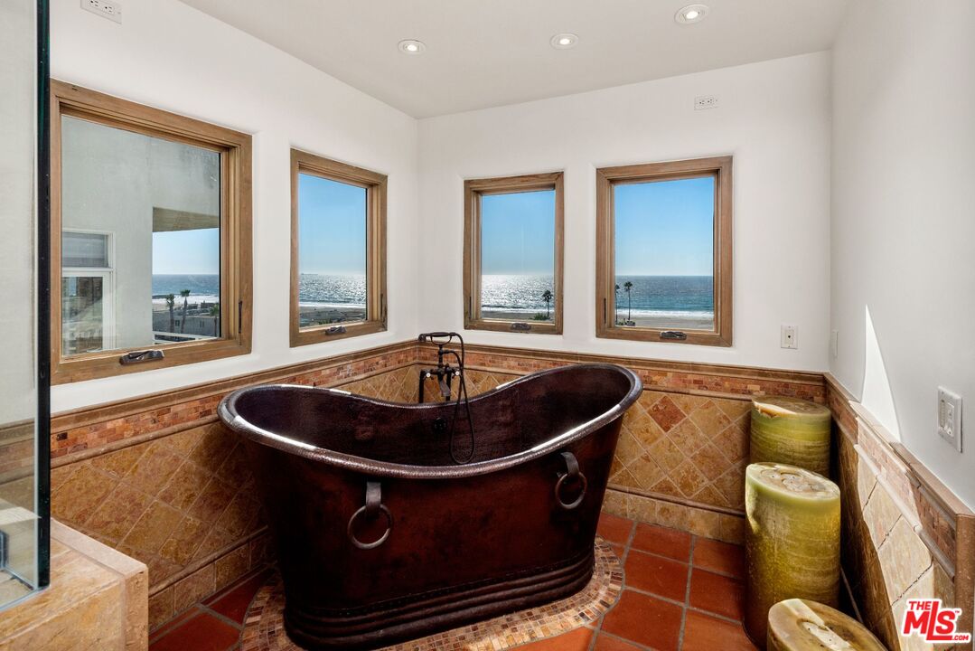 7047 Vista Del Mar Ln