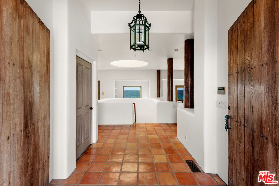 7047 Vista Del Mar Ln