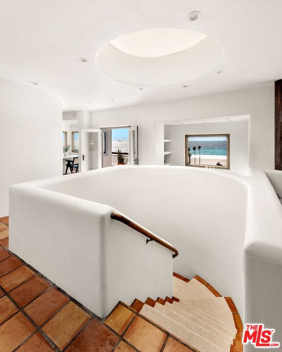 7047 Vista Del Mar Ln