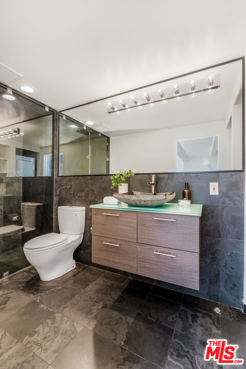 1133 N Clark St Unit: 303