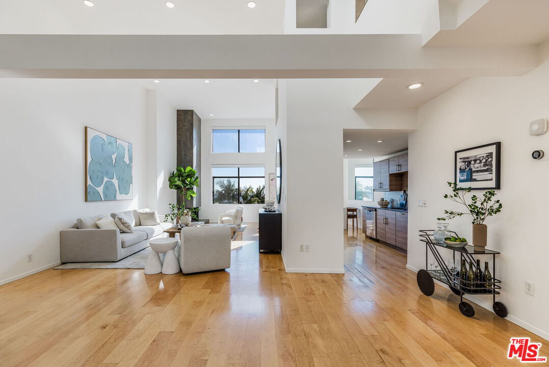 1133 N Clark St Unit: 303