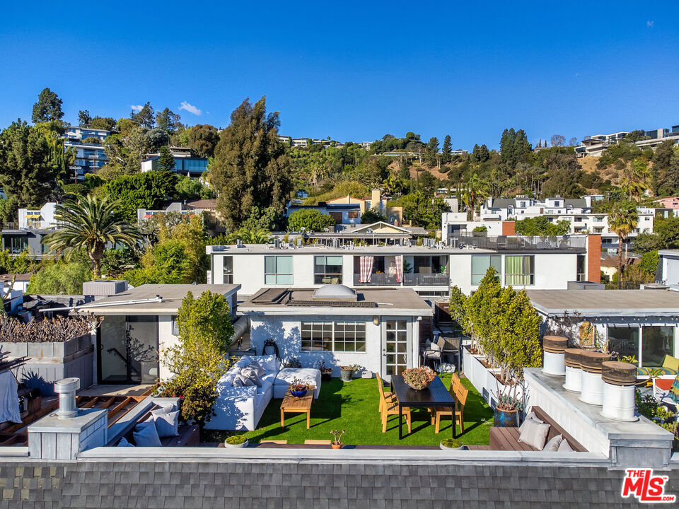 1133 N Clark St Unit: 303